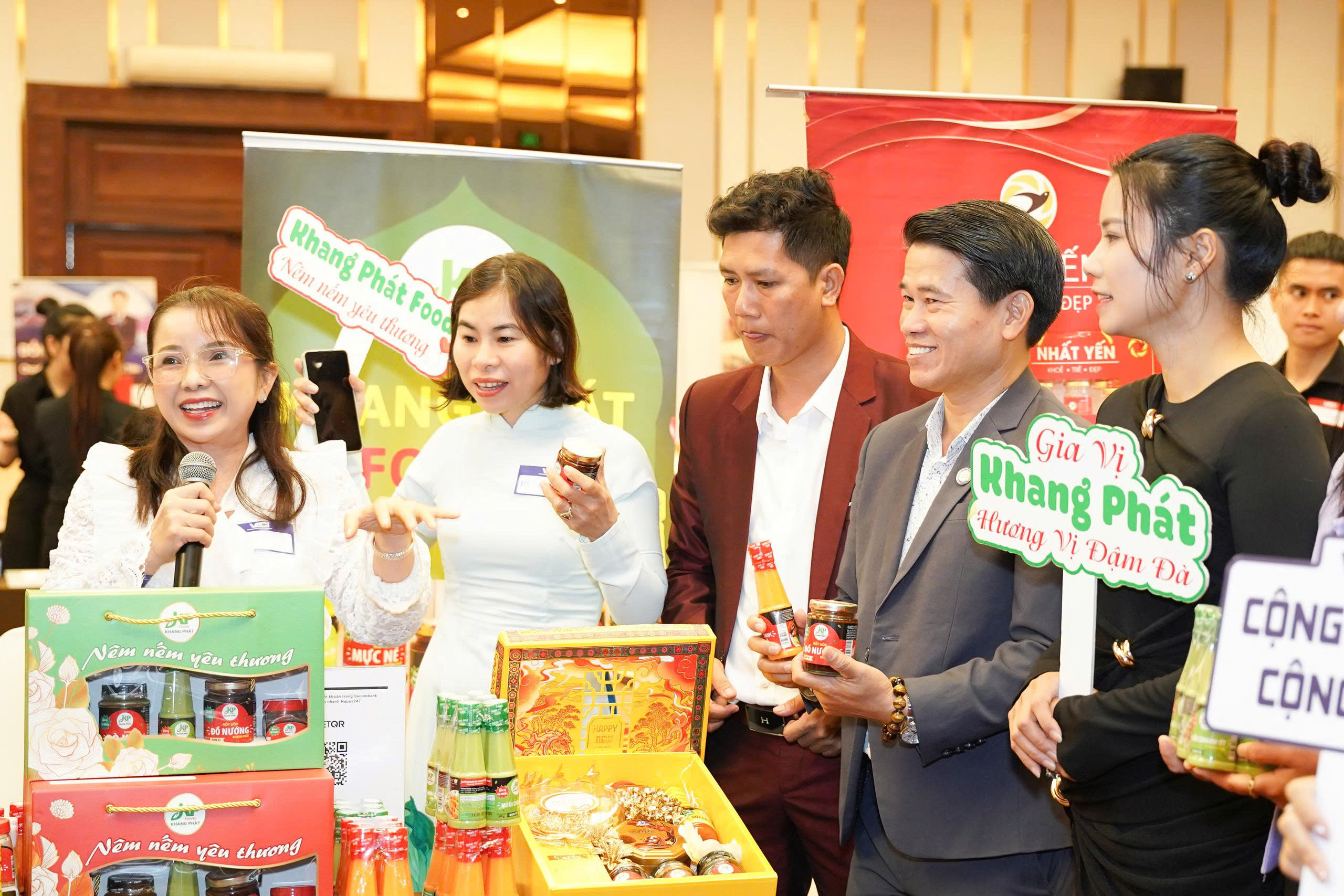 Team Khang Phát tại hội chợ
